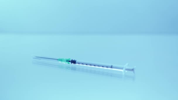 Lékař umístí injekční lahvičku s vakcínou proti viru poblíž sterilní injekční stříkačky. Předklinické hodnocení léčby nebo léčby proti koronaviru. Imunitní systém reaguje na výzkum chřipky. Lahvička s dávkou vakcíny — Stock video