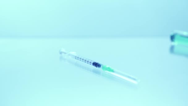 Vakcina injekciós üveg steril tűvel. Az orvosi kutatás fejlesztésének és a koronavírus elleni vakcina előállításának koncepciója, COVID 19. Gyógyszeripar gyógyszerei és gyógyszerei. — Stock videók