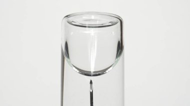 Tıbbi şırınga iğnesiyle alınan aşı. Covid-19 Coronavirus gribi aşısı virüsü. Virolog araştırmacı bilim adamı geliştirme ve test. Hasta aşılama. 