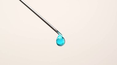 Şırınga iğnesinden damlayan tıbbi aşı. Laboratuvarın Coronavirus 'a karşı aşı araştırması geliştirme kavramı, COVID-19. Klinik öncesi değerlendirme ve klinik faz denemeleri geliştirme testi