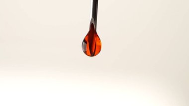 Tıbbi şırınganın ucundan kan damlaları. Kanlı sıvı iğneden damlıyor, makro yakın çekim. Bağımlılık korku illüstrasyonu. Kanında şırınga iğnesi kullanılmış. Sokak uyuşturucularının yönetimi.