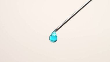 Steril şırınga iğnesinden damlayan aşı makroyu kapat. Tıbbi iğne şırıngası ve hasta aşısı için şırınga ve aşı tedavisi uyguluyor. Sağlık kavramları.