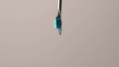 Steril şırınga iğnesinden damlayan aşı makroyu kapat. Tıbbi iğne şırıngası ve hasta aşısı için şırınga ve aşı tedavisi uyguluyor. Sağlık kavramları.