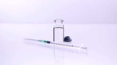 Steril şırıngalı aşı şişesi. Coronavirus 'a karşı tıbbi araştırma geliştirme ve aşı üretimi kavramı, COVID 19. İlaç endüstrisi için uyuşturucu ve ilaçlar. 