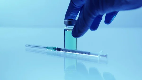 Вакцина Проти Концепції Covid Лабораторний Вчений Тримає Стерильний Флакон Синім — стокове фото