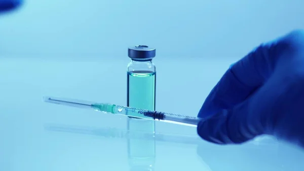 Доктор Поміщає Флакон Вакциною Проти Вірусу Біля Стерильного Голкового Шприца — стокове фото