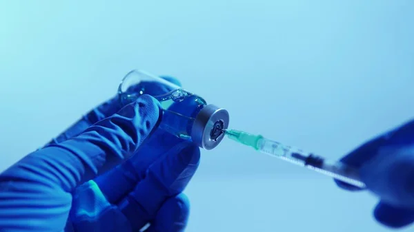 Рука Вчених Синіх Рукавичках Тримає Флакон Безпечною Ефективною Вакциною Проти — стокове фото