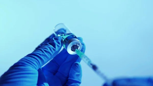 Рука Вчених Синіх Рукавичках Тримає Флакон Безпечною Ефективною Вакциною Проти — стокове фото