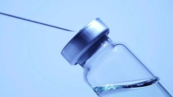 バイアルからのワクチンで注射器を満たす 閉じる 医療病院での患者ワクチン接種のための医療用注射針注射器とワクチン注射で薬を管理します 健康と医療の概念 — ストック写真