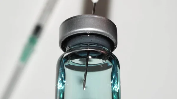 Szczepionka Przyjmowana Medyczną Igłą Strzykawki Leczenie Szczepionką Wirusa Szczepu Covid — Zdjęcie stockowe