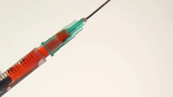 Şırınga Bir Hastanın Kanını Ilaç Enjeksiyonla Karıştırıyor Sıvı Kanla Karıştırılmış — Stok fotoğraf