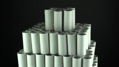 Boş tuvalet kağıdı ruloları ve temel ihtiyaçlar Covid 19 Coronavirus salgınında tecrit altında tutuluyor. Anksiyetenin dışa vurumu, depresyon, son haftalarda izolasyon için stok yapmak..