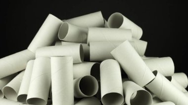 Boş tuvalet kağıdı ruloları ve temel ihtiyaçlar Covid 19 Coronavirus salgınında tecrit altında tutuluyor. Anksiyetenin dışa vurumu, depresyon, son haftalarda izolasyon için stok yapmak..