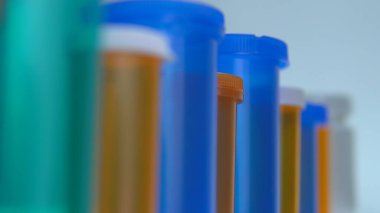 Farklı ilaç şişeleri makro yakın çekim. Eczane masası. Modern ilaç ve eczane endüstrisi konsepti. Coronavirus COVID fikrini önlemek veya tedavi etmek için araştırma ve geliştirme ilaçları.