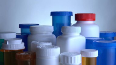 Dünya farmasötik tıbbi araştırmalar, deneyler ve koronavirüs ilaçları ya da aşıları geliştirme kavramı. Tıbbi laboratuvar makro görüşünde hidrokloroksin veya kloroksin covid 19 şişe hapları..