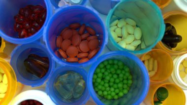 Dünya farmasötik tıbbi araştırmalar, deneyler ve koronavirüs ilaçları ya da aşıları geliştirme kavramı. Tıbbi laboratuvar makro görüşünde hidrokloroksin veya kloroksin covid 19 şişe hapları..