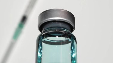 Aşı şişesi. Coronavirus 'a karşı tıbbi araştırma geliştirme ve aşı üretimi kavramı, COVID 19. İlaç endüstrisi için uyuşturucu ve ilaçlar. 