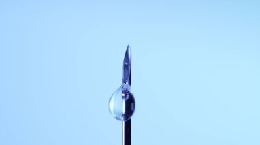 Steril şırıngadan damlayan aşı. Coronavirus 'a karşı tıbbi araştırma geliştirme ve aşı üretimi kavramı, COVID 19. İlaç endüstrisi için uyuşturucu ve ilaçlar. 