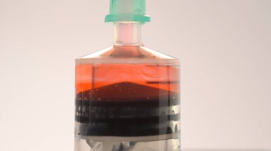 Aşıyı ya da ilaç şırıngasını damardan gelen kanla dolduruyorum. Aşırı makro. Hasta kanı ve steril tıbbi iğneyle karıştırılmış ilaç tedavisi, aşı için koronavirüs antivirüsü.. 