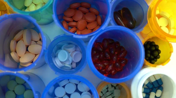Eczane Masasının Üstündeki Eczane Reçeteli Ilaçların Ilaç Şişelerinin Aşırı Makro — Stok fotoğraf