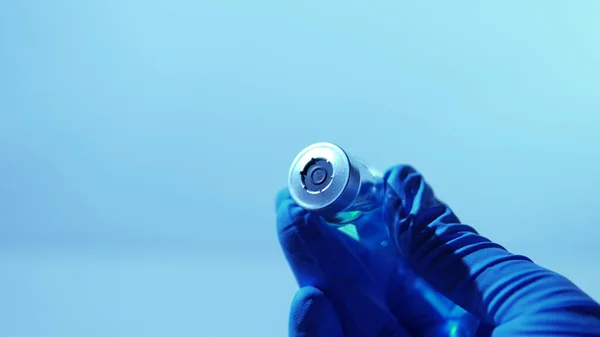 Розвиває Концепцію Вакцинації Інфекційних Захворювань Доктор Тримає Стерильний Флакон Блакитними — стокове фото