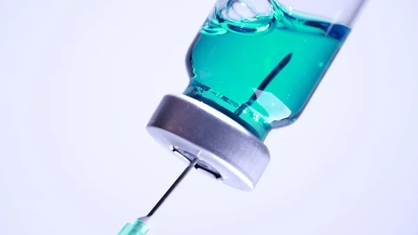 Şırıngayı Şişeden Çıkan Aşıyla Dolduruyorum Tıbbi Iğne Şırıngası Hasta Aşısı — Stok fotoğraf