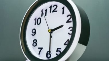 Modern saat hızlandırılmış zaman hareketiyle karşı karşıya. Hızlı yan hareketler ve hızlandırılmış dakikalar ok tik tak ediyor. Zaman çok hızlı geçiyor. Ekstrem makro yakın çekim. 4k.