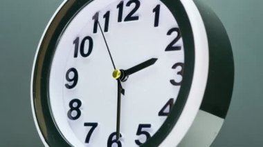 Modern saat hızlandırılmış zaman hareketiyle karşı karşıya. Hızlı yan hareketler ve hızlandırılmış dakikalar ok tik tak ediyor. Zaman çok hızlı geçiyor. Ekstrem makro yakın çekim. 4k.