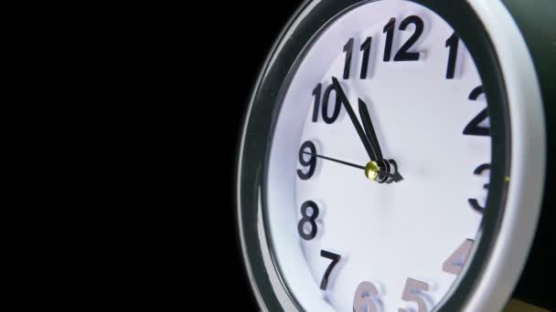 Вид циферблата часов с быстро движущимися стрелками часов с истекшим временем. Время на исходе. Сроки столового бизнеса. Каждая минута имеет значение. 4k. — стоковое видео