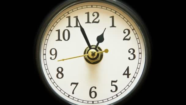 動きの速い時計針の時間経過と時計の顔を表示します。時間が概念を使い果たした。テーブルビジネスタイマーのタイムラプス。1分ごとに考えを数える。4k. — ストック動画