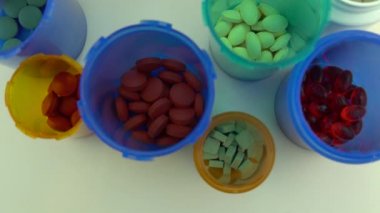 Yukarıdan farklı haplar ve şişeler. Eczane masasının rotasyonu. Modern ilaç ve eczane endüstrisi konsepti. Coronavirus COVID 'yi önlemek veya tedavi etmek için araştırma ve geliştirme ilaçları.