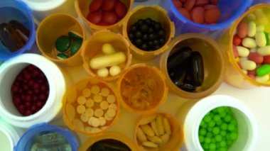 Dünya farmasötik tıbbi araştırmalar, deneyler ve koronavirüs ilaçları ya da aşıları geliştirme kavramı. Hidrokloroksin ya da klorokin covid 19 şişesi hapları tıbbi laboratuvarda yavaşça makro görüş açısında hareket ediyor..