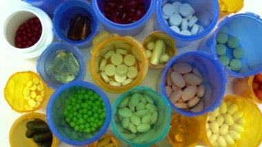 Yukarıdan farklı haplar ve şişeler. Eczane masasının rotasyonu. Modern ilaç ve eczane endüstrisi konsepti. Coronavirus COVID 'yi önlemek veya tedavi etmek için araştırma ve geliştirme ilaçları.