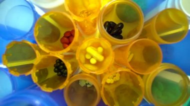 Yukarıdan farklı haplar ve şişeler. Eczane masasının rotasyonu. Modern ilaç ve eczane endüstrisi konsepti. Coronavirus COVID 'yi önlemek veya tedavi etmek için araştırma ve geliştirme ilaçları.