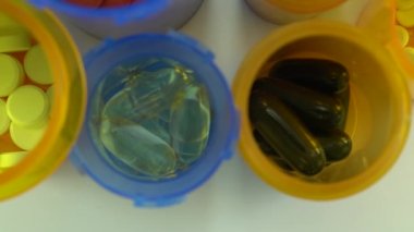 Dünya farmasötik tıbbi araştırmalar, deneyler ve koronavirüs ilaçları ya da aşıları geliştirme kavramı. Hidrokloroksin ya da klorokin covid 19 şişesi hapları tıbbi laboratuvarda yavaşça makro görüş açısında hareket ediyor..