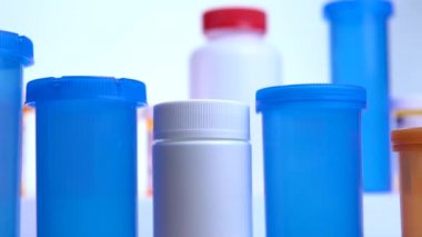 Farklı ilaç şişeleri makro yakın çekim. Eczane masasının yanında kayıyor. Modern ilaç ve eczane endüstrisi konsepti. Coronavirus COVID fikrini önlemek veya tedavi etmek için araştırma ve geliştirme ilaçları.