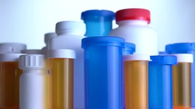 Eczane masasının üstündeki eczane reçeteli ilaçların ve ilaç şişelerinin aşırı makro görüntüsü. Yavaşça kayıyor. İlaç şirketleri potansiyel koronavirüs antiviral konsepti geliştiriyor..