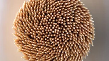 Tahta arka planda kürdan. Kokteyl çubuğu ya da kürdan makro odağı. Diş hijyeni ya da diş bakımı kavramı. Kariyer önleme. Diş Sağlığı Hizmetleri.