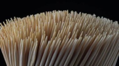 Tahta kürdan ya da kokteyl çubukları çok yakından. Döndürme makrosundan yapılmış el kazmaları. Diş hijyeni ya da diş bakımı kavramı. Kariyer önleme. Diş Sağlığı Hizmetleri.