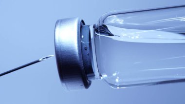 Koronavirüs aşısı. Covid-19 salgınına karşı ilaç değerlendirmesi. Tıbbi aşı araştırması ve bağışıklık bilimi. İlaç aşılama ekipmanları şırınga iğnesi ve şişe. 