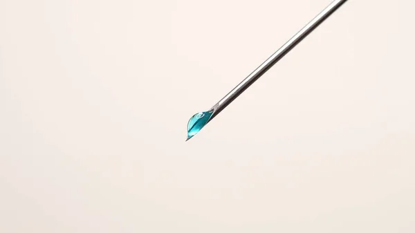 Vaccin Droppar Från Steril Nål Spruta Makro Närbild Administrering Medicinering — Stockfoto