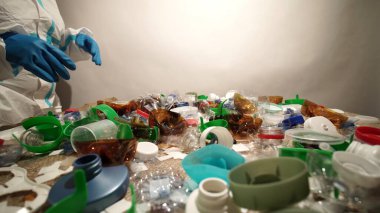 Gönüllü temizlik ve plastik yığını. Bir kereliğine plastik çöp toplamak ve ayırmak. Evlerin ve atık yönetiminin kirliliği ve çevresel sorunları. Gezegeni kurtar.