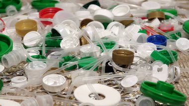 Evdeki plastik çöpler masanın üzerinde. Atıklar atıldı, denizciden toplandı. Plastikten yapılmış şehir çöplüğü. Boş şişe ve bardaklar çevresel kirlilik ve ekolojik sorun yaratıyor.