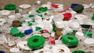 Evdeki plastik çöp yığını masada toplandı. Tek kullanımlık ya da tek kullanımlık atık kullanımı. Plastikten yapılmış şehir çöplüğü. Boş şişe ve bardaklar çevresel kirlilik yaratır.