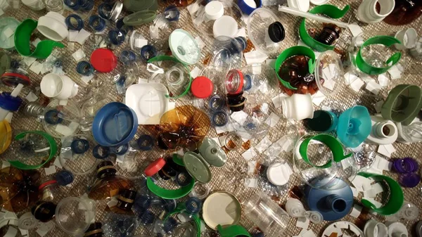 Plastikmüll Aus Dem Haushalt Auf Dem Tisch Abfälle Die Aus — Stockfoto