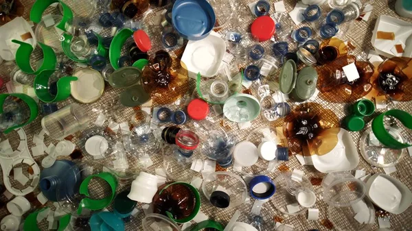 Evdeki Plastik Çöpler Masanın Üzerinde Atıklar Atıldı Denizciden Toplandı Plastikten — Stok fotoğraf