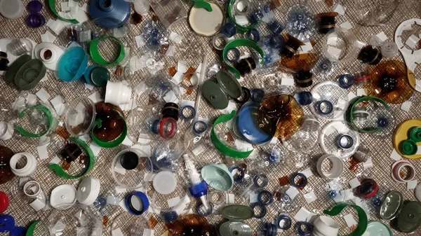 Plastikmüll Aus Dem Haushalt Auf Dem Tisch Abfälle Die Aus — Stockfoto