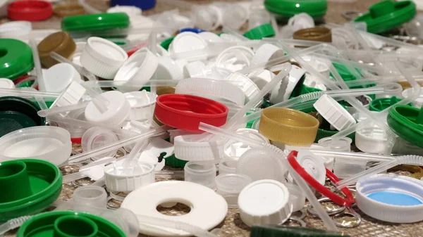 Tek kullanımlık plastik çöp. Geri dönüşümsüz plastik atıkla çöp sahalarının aşırı kirlenmesine dikkat çekmek. Masanın üzerinde biyolojik olarak çözünemeyen zehirli bir çöp var. Çevre sorunları.