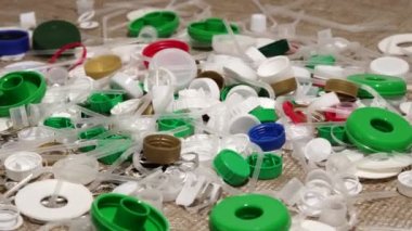 Tek kullanımlık plastik çöp. Geri dönüşümsüz plastik atıkla çöp sahalarının aşırı kirlenmesine dikkat çekmek. Masanın üzerinde biyolojik olarak çözünemeyen zehirli bir çöp var. Çevre sorunları.