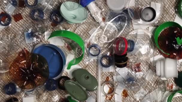 Απλής χρήσης πλαστικά σκουπίδια από ένα νοικοκυριό. Ευαισθητοποίηση της υπερβολικής ρύπανσης των χώρων υγειονομικής ταφής από μη ανακυκλώσιμα πλαστικά απόβλητα. Τοξικά μη βιοδιασπώμενα σκουπίδια στο τραπέζι. Περιβαλλοντικά θέματα. — Αρχείο Βίντεο